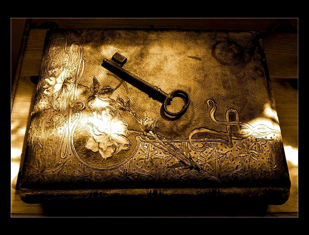 мистическая картинка с книгой и ключом